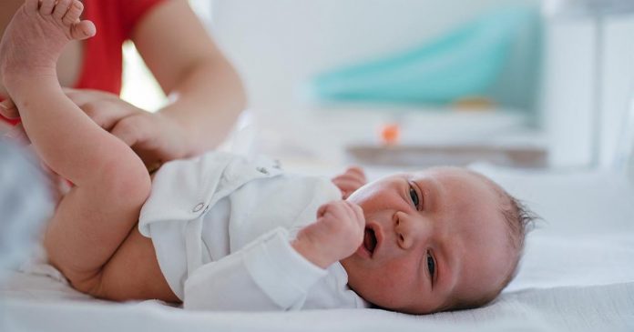 10 choses à ne pas faire avec un nouveau-né-min