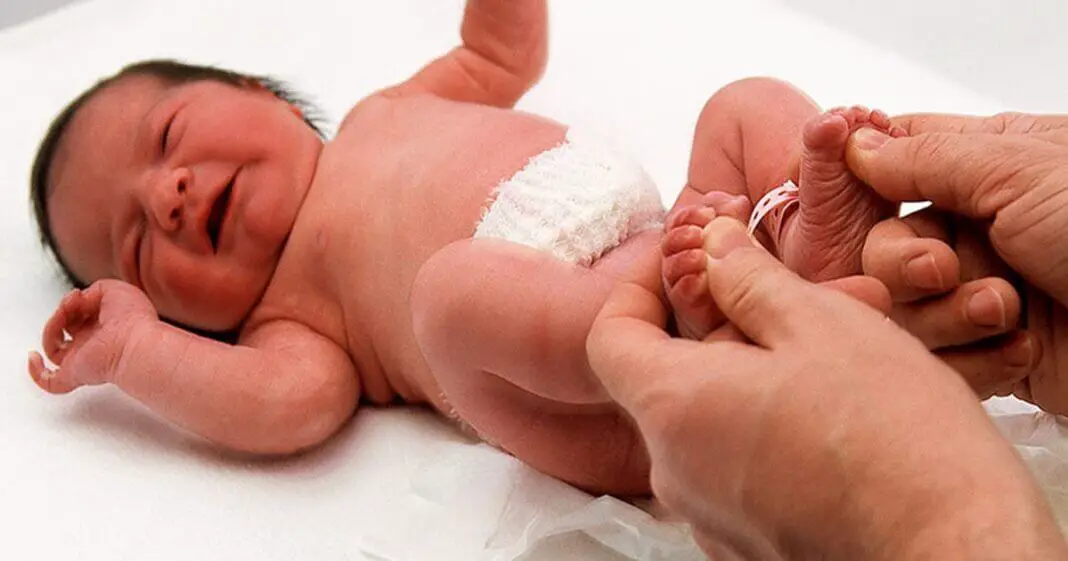 13 choses à ne pas faire avec un nouveau-né-min