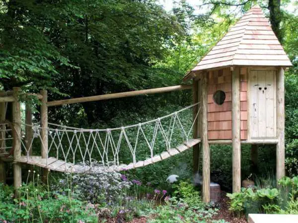 Une cabane avec un pont de corde-min
