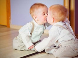 Le stade du miroir chez le bébé-min