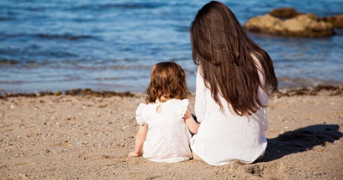 7 choses que je ne peux plus faire à la plage depuis que je suis maman-min