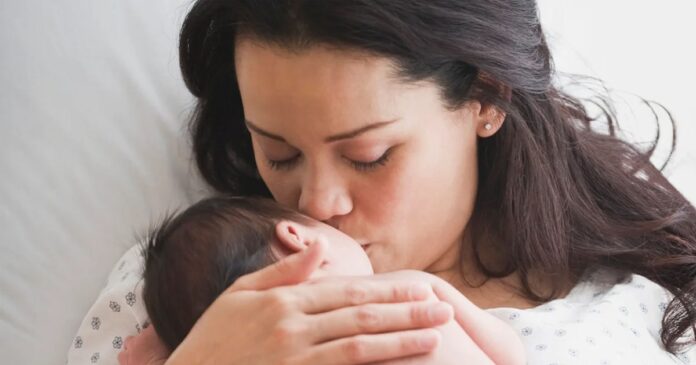 10 gestes que chaque maman fait avec son bébé tous les jours-min