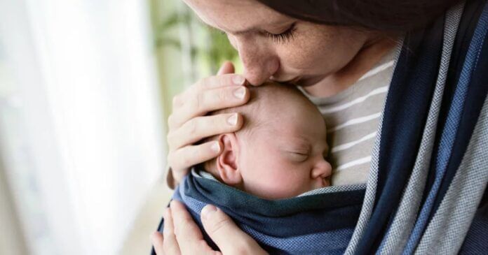 Portage Est-il conseillé de porter le bébé souvent dans les bras-min