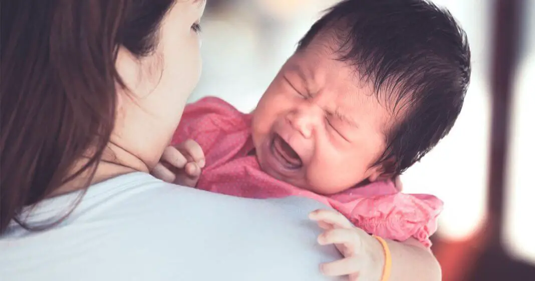 Comment supporter les pleurs de mon nouveau-né sans stress-min