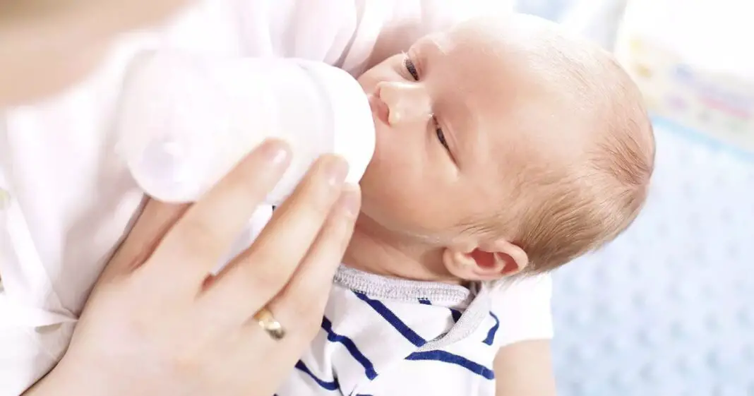Quelle quantité de lait faut-il donner à un bébé par biberon et à quel âge-min