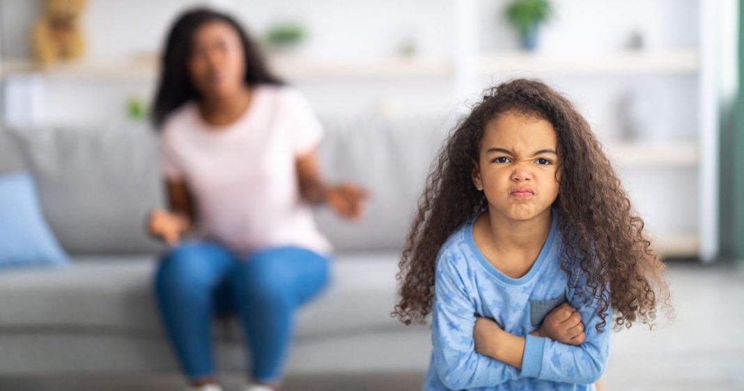 13 choses que beaucoup de parents font et qui sont vraiment toxiques pour l'enfant-min
