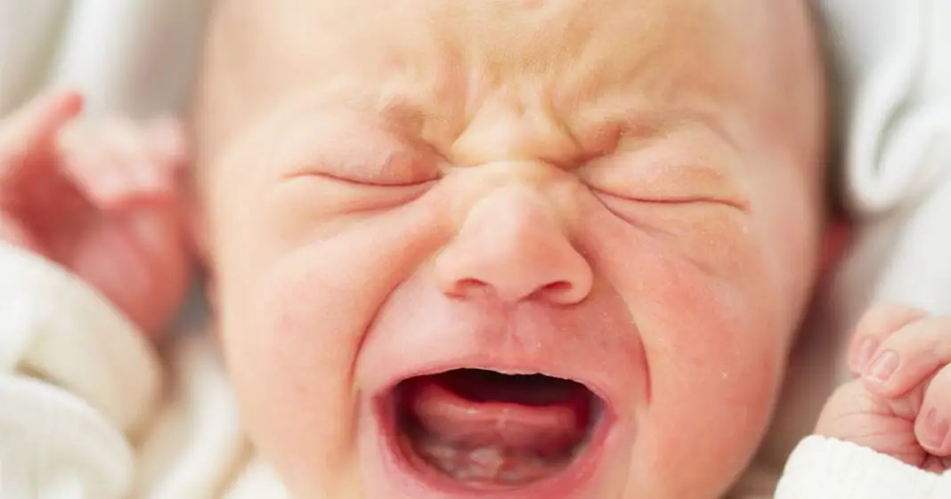 Pourquoi bébé pleure dans son sommeil-min