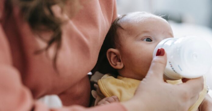 Comment reconnaître les signes de la faim chez bébé-min
