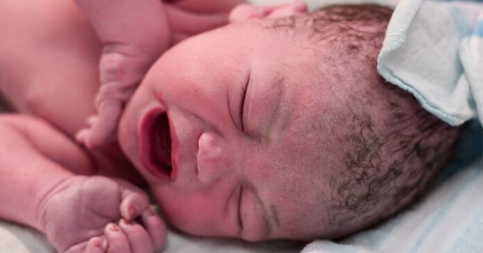 Le premier cri du bébé après la naissance-min
