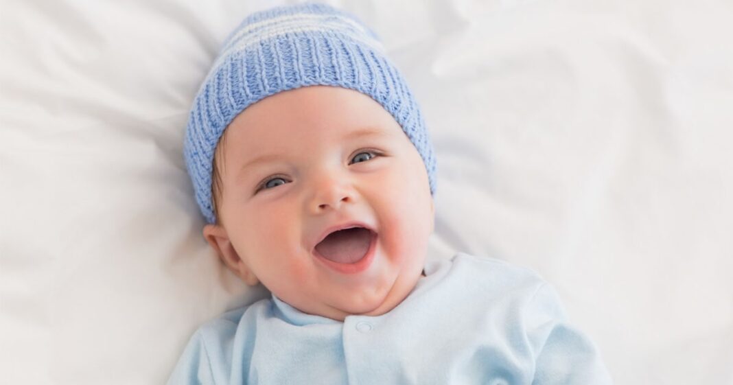 À quel âge bébé sourit-il-min