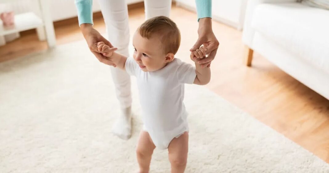 Bébé commence à marcher 5 conseils d'experte pour l'aider à faire ses premiers pas-min (1)