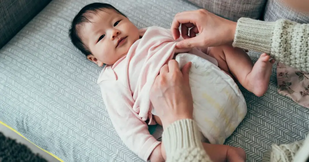 Pourquoi vous ne devriez pas lever la jambe de votre bébé lorsque vous changez sa couche-min