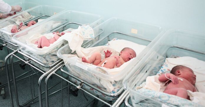 Les parents de deux bébés qui ont été échangés à la naissance décident de ne pas récupérer leur enfant biologique-min