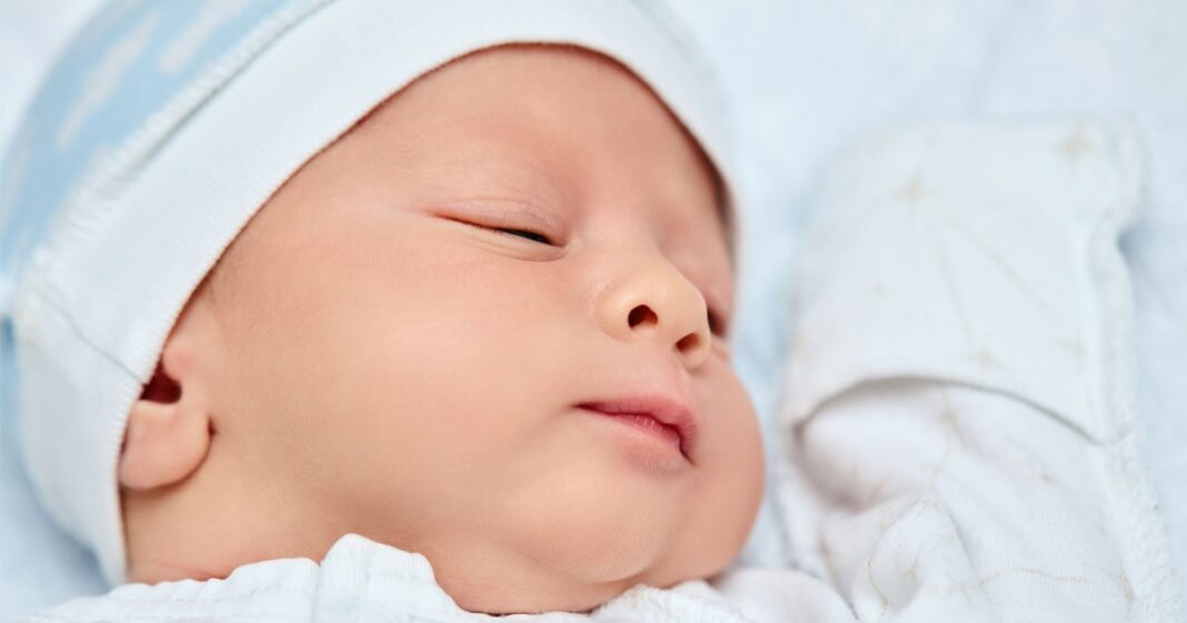 Comment aider votre bébé à faire ses nuits, âge par âge-min