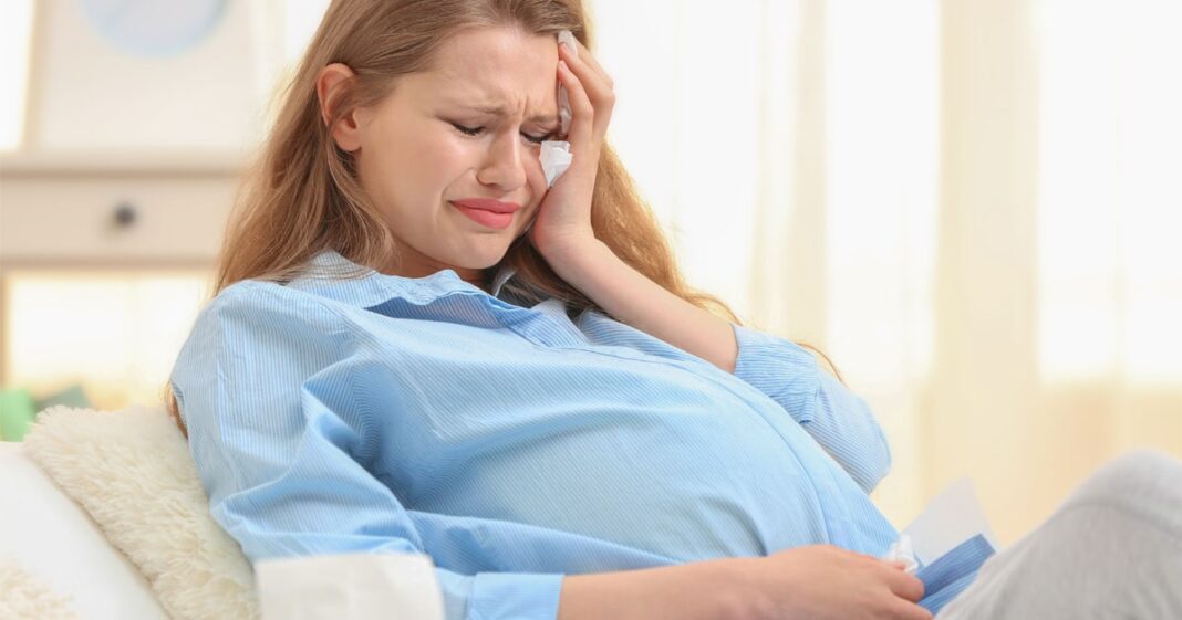 Comment le bébé se sent-il lorsque la mère pleure pendant la grossesse-min
