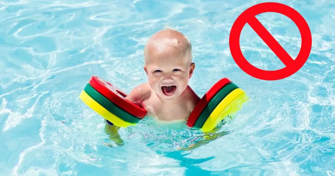4 choses à ne surtout pas faire avec ses enfants à la piscine-min