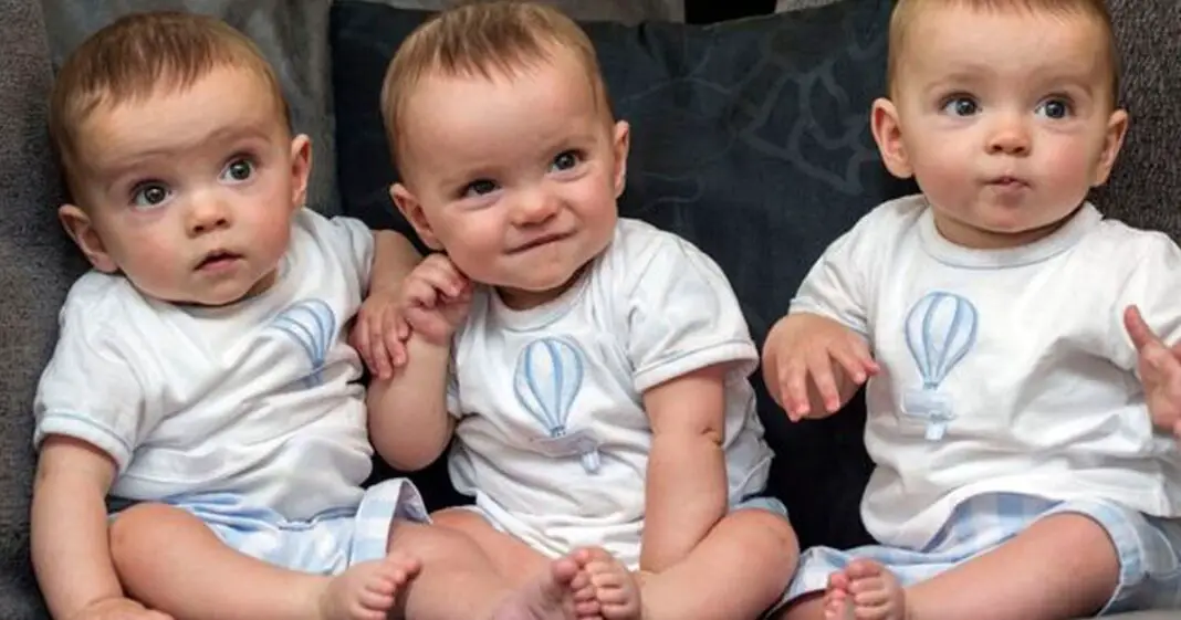 Maman de triplés identiques nous étonne en nous expliquant comment elle les reconnaît-min