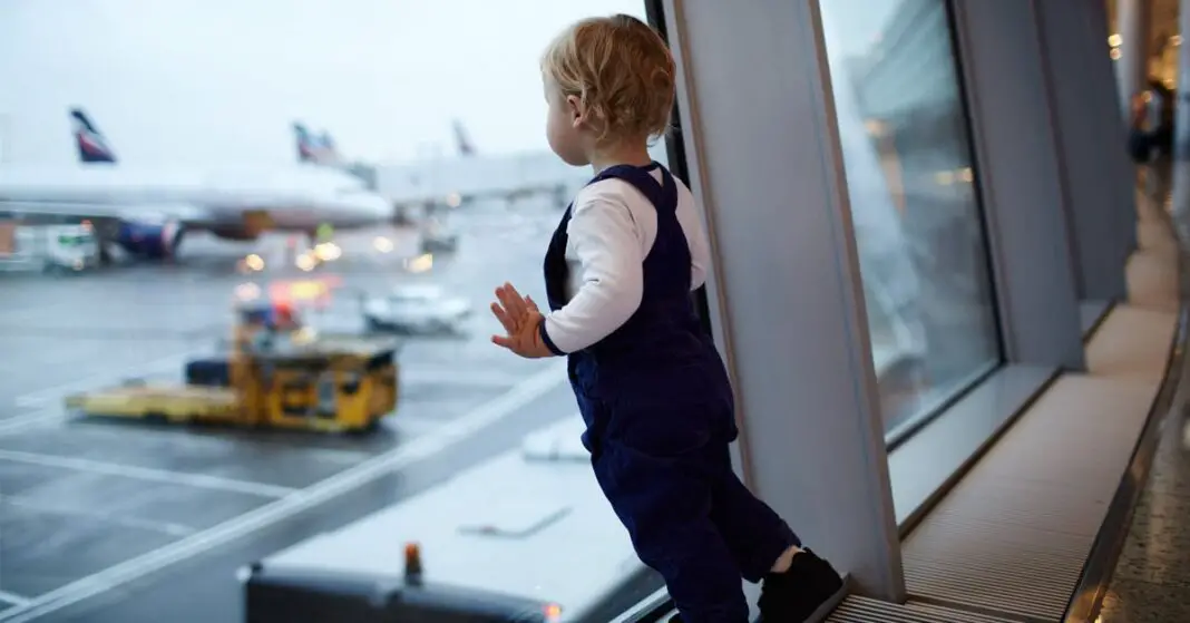 Un bébé sans billet abandonné à l'aéroport par ses parents pour ne pas rater l'avion-min