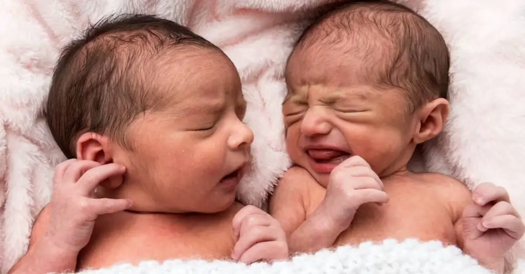 Le jour de leur anniversaire, des jeunes parents donnent naissance à des jumeaux, double bonheur-min