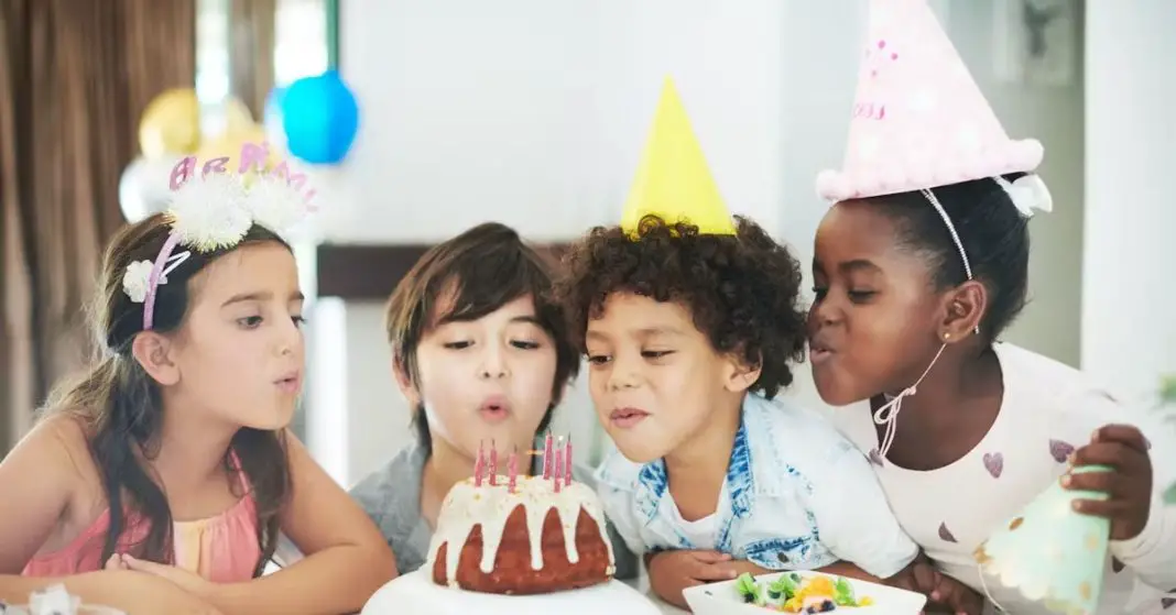 Elle prépare une grande fête d'anniversaire pour sa fille de 4 ans-min
