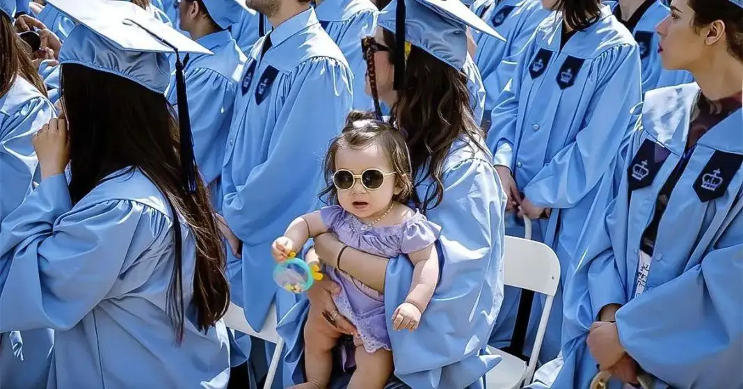 Une jeune maman accompagnée de son bébé le jour de sa remise des diplômes