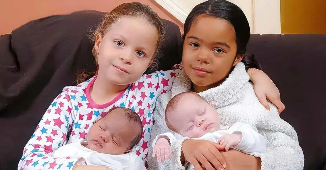 Une femme accouche de jumeaux de couleur différente pour la seconde fois-min