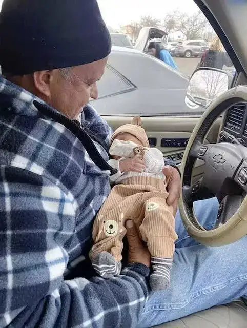 le grand pere avec son fils-min