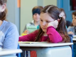 une mère déscolarise ses filles après qu’elles ont appris à lire-min