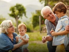 Élever ses enfants près de leurs grands-parents est l’un des plus beaux cadeaux qu’on puisse leur faire-min