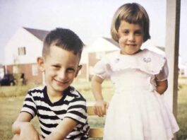 Le petit garçon sur cette photo est désormais l’une des célébrités les plus riches du monde-min