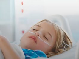 Un enfant de deux ans se plaint de douleurs abdominales. Le médecin suspecte une gastro-entérite il meurt le lendemain à cause