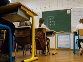 Une enseignante tournait des vidéos Onlyfans dans sa salle de classe-min