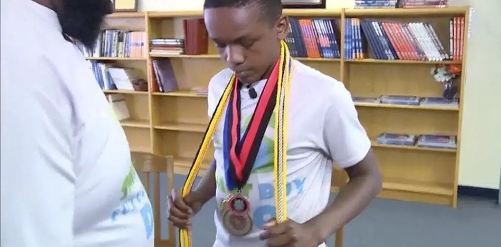 Elijah-Muhammad-le-plus-jeune-afro-americain-a-etre-diplome-de-luniversite