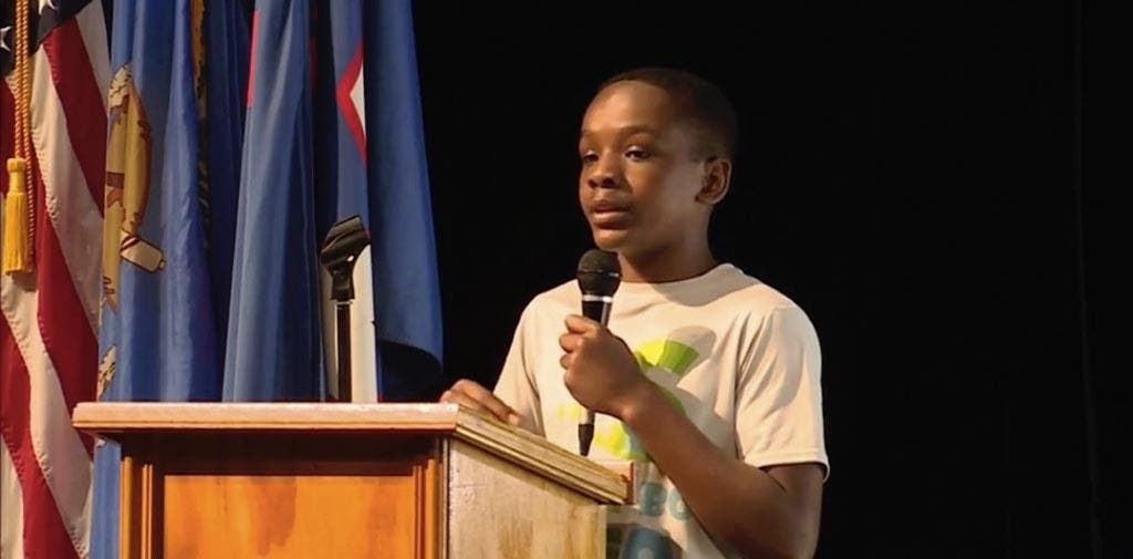 Elijah-Muhammad-sur-le-podium-en-train-de-faire-un-discours