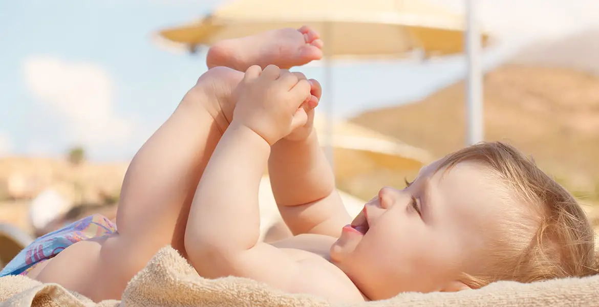 bébé en plage-min