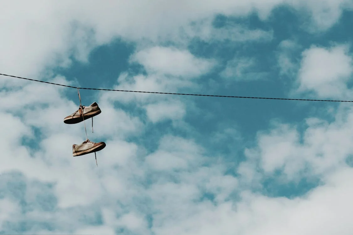 chaussures suspendues