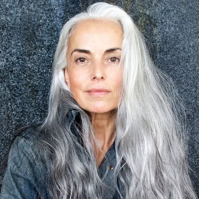 Cheveux-longs-gris-min