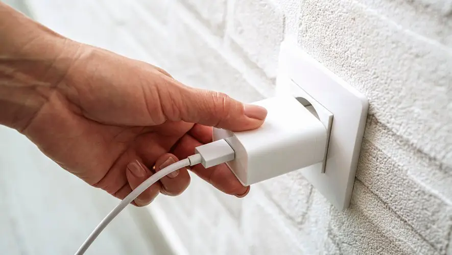 chargeur branché-min