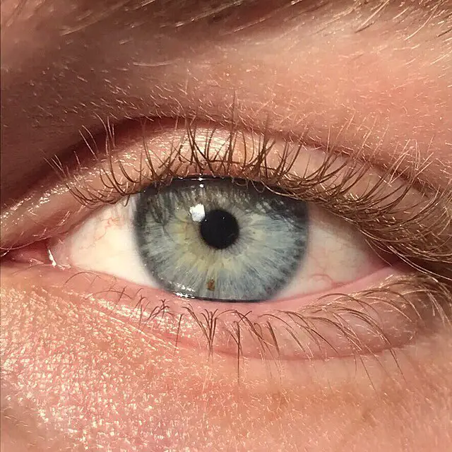 yeux green-min