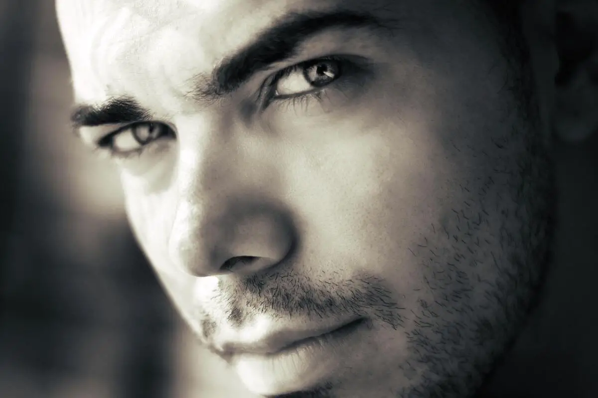 le-regard-dun-homme-attire-min